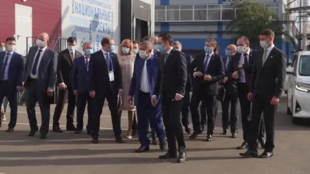 02-10-2020ロシア、カザン:政治家が通りを歩く — ストック動画