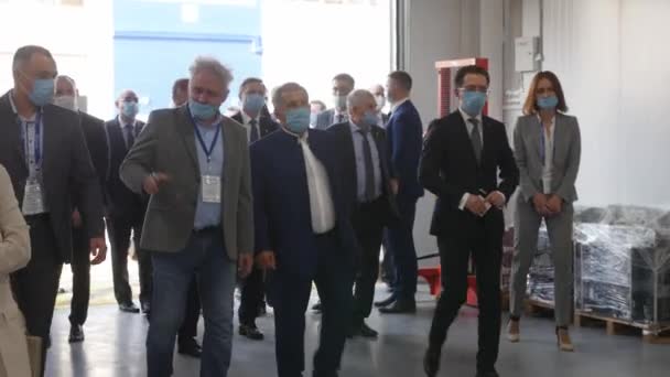 2020-10-02 RUSSIA, KAZAN: politiker i medicinska masker går nerför gatan till mötet — Stockvideo