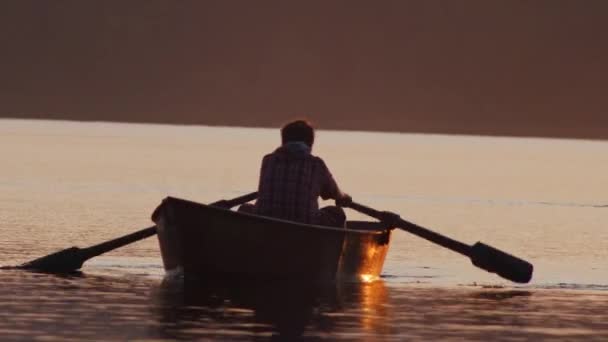 Gente navegando en el río en barcos — Vídeos de Stock