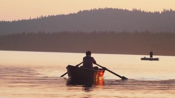 Hombre navegando en el río en el barco usando paletas — Vídeos de Stock