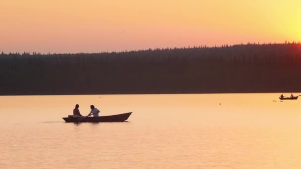 Een koppel met een datum - zeilen op de boot met behulp van peddels - prachtige zonsondergang — Stockvideo