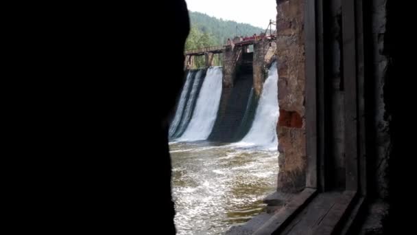 Водна гребля посеред лісу - вода падає під міст - дивиться з вікна — стокове відео