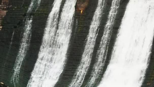 댐 - 벽돌 벽 아래로 떨어지는 물 — 비디오