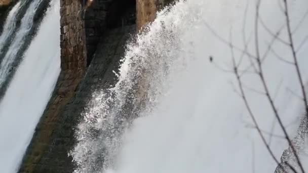 Water dam in het bos - zware rivier water stroom valt naar beneden de bakstenen muur — Stockvideo