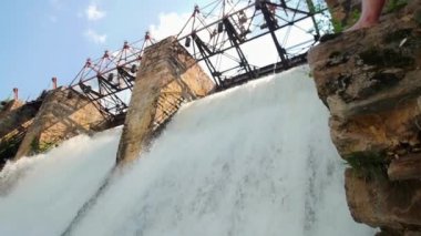 Su barajı - ağır nehir akıntısı çöküyor - güzel doğa