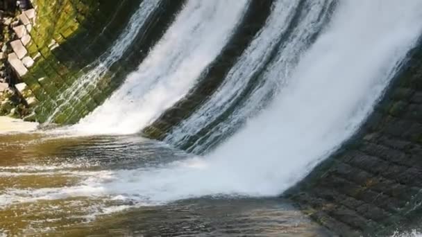 Water dam - rivier water valt in de bakstenen muur - industriële bouw in de natuur — Stockvideo