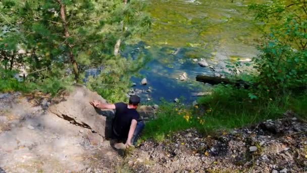 05-08-2020 KAZAN, Ryssland: en man som går nerför bergskullen — Stockvideo