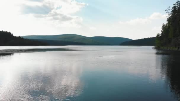 Landschaft der Natur - blauer Fluss zwischen dem Wald — Stockvideo