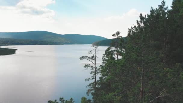 Paesaggio della natura - fiume blu tra la foresta verde e le colline lontane — Video Stock