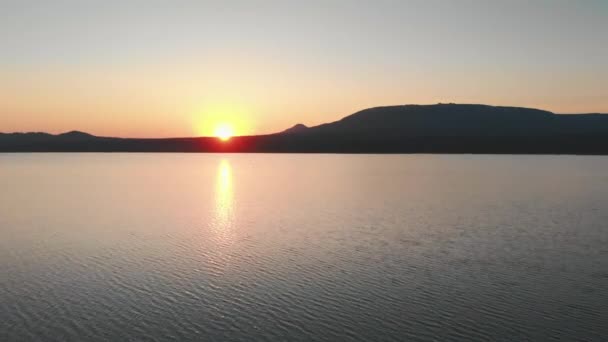 Landschaft der Natur - später orangefarbener Sonnenuntergang - Sonne geht über dem Berg unter — Stockvideo
