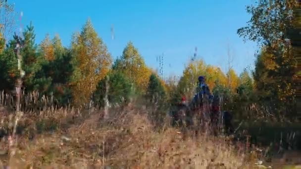 Rodina jezdí čtyřkolky v lese — Stock video