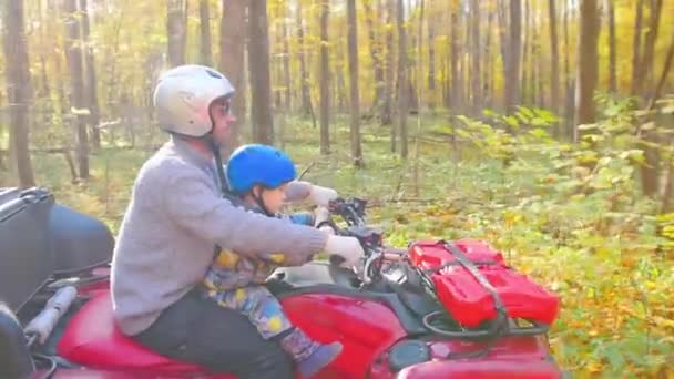 Outdoorové aktivity - rodinné atrakce v lese - podzimní sezóna — Stock video