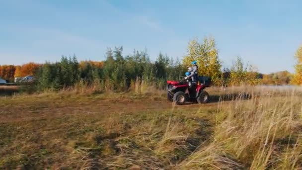 Friluftsaktivitet - människor rider fyrhjulingar på höstfältet och stannar vid en klippkant — Stockvideo
