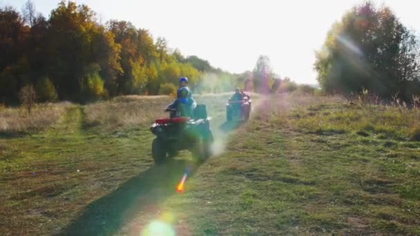 Actividad al aire libre - personas montando vehículos todo terreno en un campo verde — Vídeo de stock