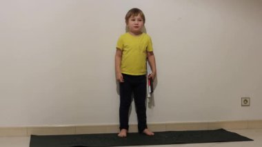 Duruşlar halinde çalışan çocuk hareketleri.