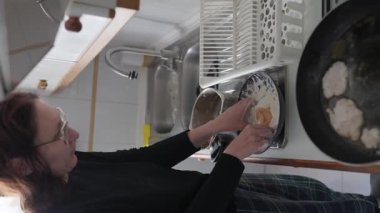 Ev yapımı ekmek ve tavada kızarmış tavuk pirzolası.