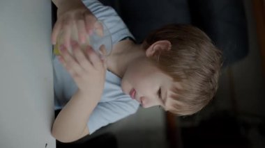 Bardaktan süt içen bir çocuğun görüntüsü