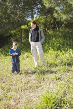 Anne ve oğlu güneşli bir günde doğayı keşfederek, aile bağlarını güçlendirmek için...