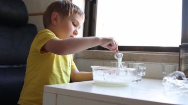 Sümükle oynayan meraklı çocuk, bir montaj.