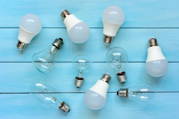 Glödande Led Lampa Inklusive Glödlampor Blå Trä Bakgrund — Stockfoto