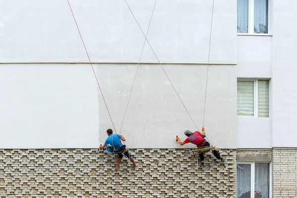 Industriële Klimmer Een Gebouw Tijdens Winterization Werken — Stockfoto