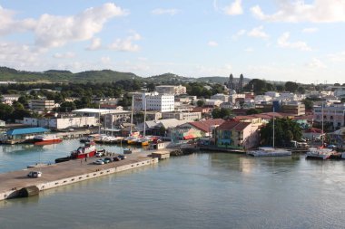 St John 's, Antigua ve Barbuda, 26 Kasım 2016: Batı Hint Adaları' ndaki Antigua Limanı 'na gemiyle varış. Fotoğraf deniz kenarından çekildi..