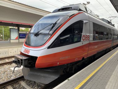 Viyana, Avusturya - 23 Ağustos 2025: Modern OeBB sınıfı 4024 Talent banliyö demiryolu Nahverkehrs-Triebzug in red white Cityjet-Design Company Bombardier tarafından inşa edildi. Floridsdorf İstasyonu Platformu.