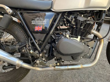 Viyana, Avusturya - 27 Ağustos 2025: Modern kafe yarışçısı Brixton Sunray 125 motorsikletinin klasik antika görünümlü motor bloğunun ayrıntılı görüntüleri. Avusturyalı tasarımcı KSR Group, Çin 'de üretildi.