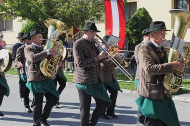 Weikendorf, Gaenserndorf, Aşağı Avusturya - 21 Eylül 2025: Bezirksmusikfest mit Marschmusikbewertung 'da Avusturya geleneklerinin korunması).