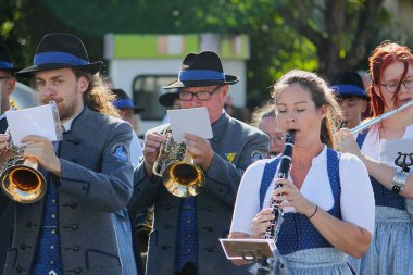 Weikendorf, Gaenserndorf, Aşağı Avusturya - 21 Eylül 2025: Bezirksmusikfest mit Marschmusikbewertung 'da Avusturya geleneklerinin korunması).
