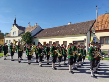 Weikendorf, Gaenserndorf, Aşağı Avusturya - 21 Eylül 2025: Bezirksmusikfest mit Marschmusikbewertung 'da Avusturya geleneklerinin korunması).