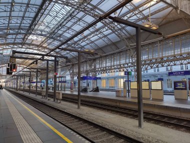 Salzburg, Avusturya 20 Eylül 2025: Salzburg ana istasyonunda rayların, platformların, az sayıda yolcunun ve grev tavanının görüntüsü (Hauptbahnhof, Hbf)