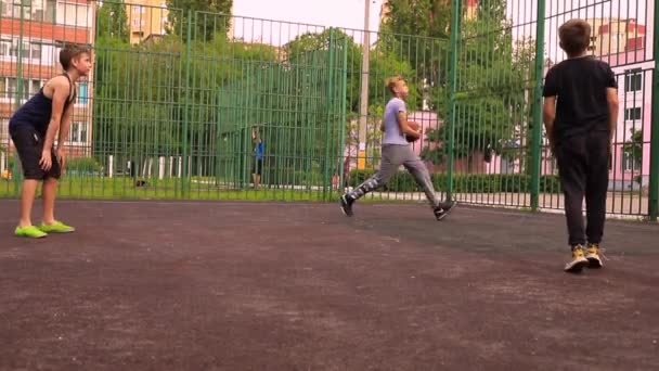 Les enfants jouent au basket sur l'aire de jeux de l'école sans masques — Video