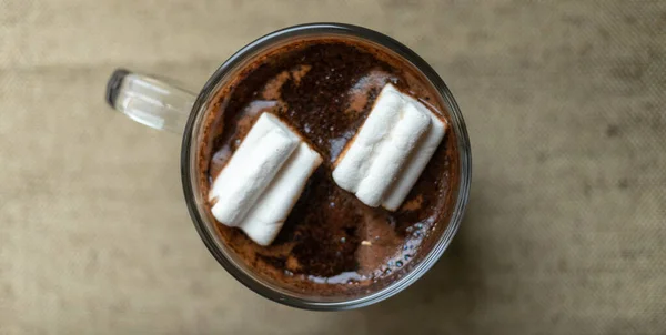 Transparenter Kaffeebecher mit Marshmallows - harmonisch und köstlich — Stockfoto