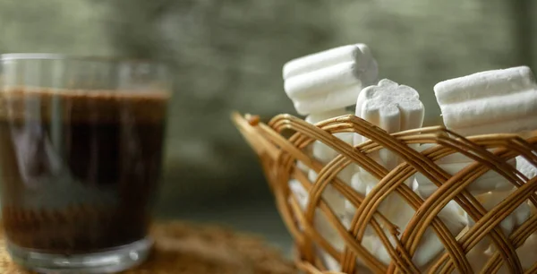 Mugg kaffe och marshmallows i korgen. Vacker och läcker till frukost — Stockfoto