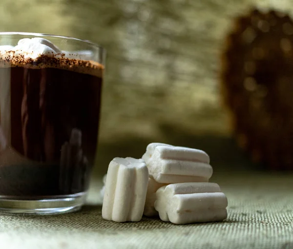 Transparante mok koffie en marshmallows - harmonieus en heerlijk — Stockfoto