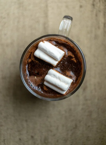 Transparante mok koffie en marshmallows - harmonieus en heerlijk — Stockfoto