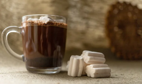 Transparenter Kaffeebecher mit Marshmallows - harmonisch und köstlich lizenzfreie Stockfotos