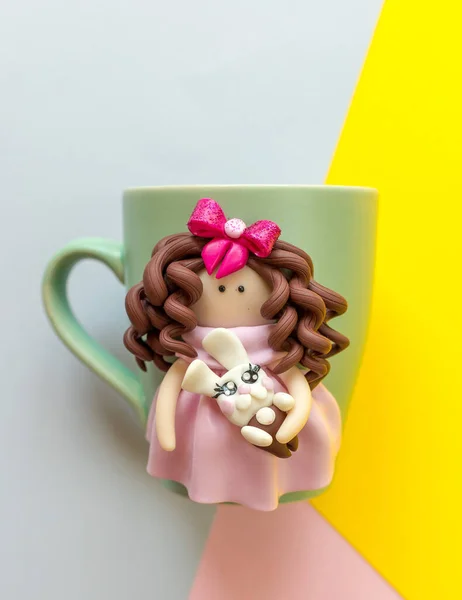 Dekoratif figürlerle kendi elleriyle yapılmış orijinal kupa. Güzel bir doğum günü hediyesi. Fincandaki figürler renkli kilden yapılmış el yapımı. Renkli arkaplanda kompozisyon