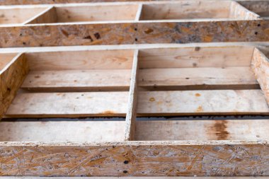 Dükkandaki salgın sırasında iflas eden ürünler için boş ahşap raflar. Raflar geri dönüştürülmüş talaştan yapılmış.