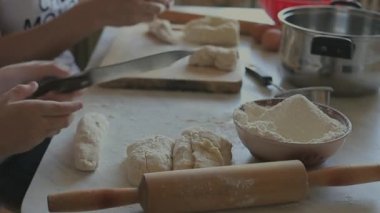 Kız ve anne mutfaktaki masada oturur ve hamurdan yemek pişirirler. Bir kadın bir kıza lezzetli yemek yapmayı öğretir. Birbirleriyle eğlenceli ve neşeli vakit geçiriyorlar.. 
