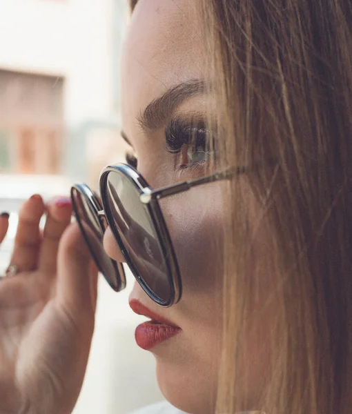 Портрет красивой белой женщины в черных солнечных очках — стоковое фото