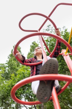 Yazın okulun spor sahasında etkileyici gözleri olan güzel bir genç kız.