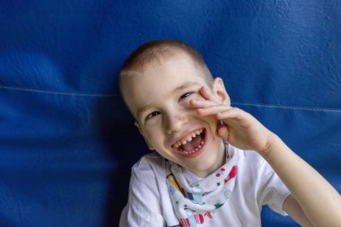 Dairesinin koşullarında beyin felci geçiren bir çocuk. Çevresindeki her şeye canlı bir şekilde tepki veriyor ve bunu kişiliğiyle gösteriyor..