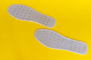 Ayakları kokudan koruyan beyaz taban. Havalandırma delikleri var.