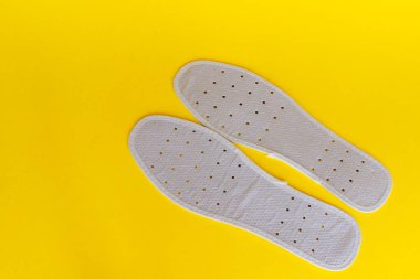 Ayakları kokudan koruyan beyaz taban. Havalandırma delikleri var.