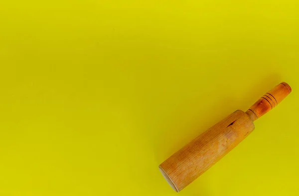 Mutfak aletlerinden bir parça: Kısmen ahşaptan yapılmış patates püresi için baskı uygula