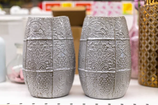 Tezgahın üzerinde bir sürü farklı dolgu malzemesi olan çörekler var.