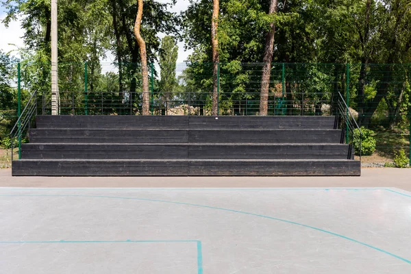 Tribünler spor sahasında insanlar olmadan tribünlerdeler.