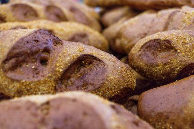 Kameranın önünde birkaç tane taze ekmek rulosu var.